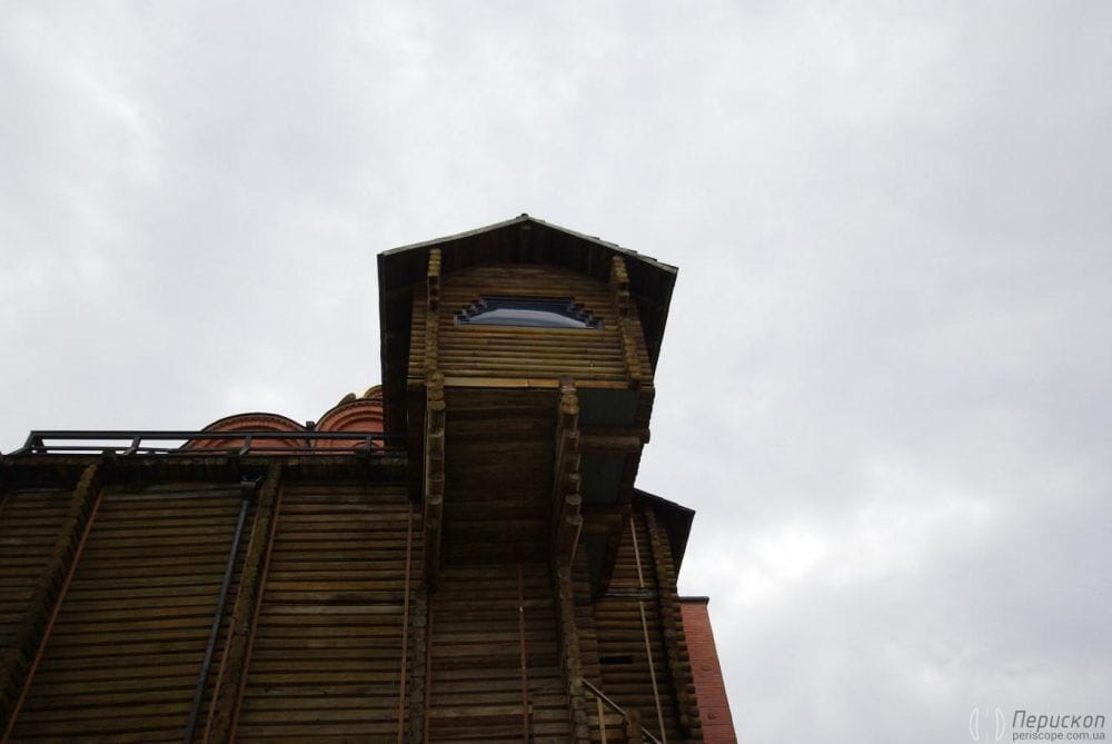 Частина Золотих воріт для ведення бою чи стрільби із лука.