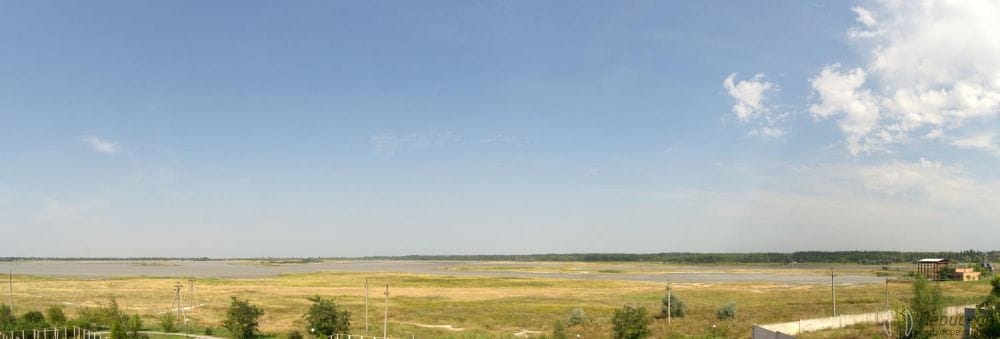Панорама Солоного Лимана, зняте у серпні, видно, озеро пересохло і можна побачити лише бруд на дні.