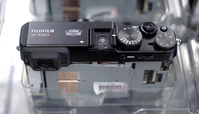 Компонент об'єктива Fujifilm XF 35mm F 2 під ультрафіолетовим світлом.