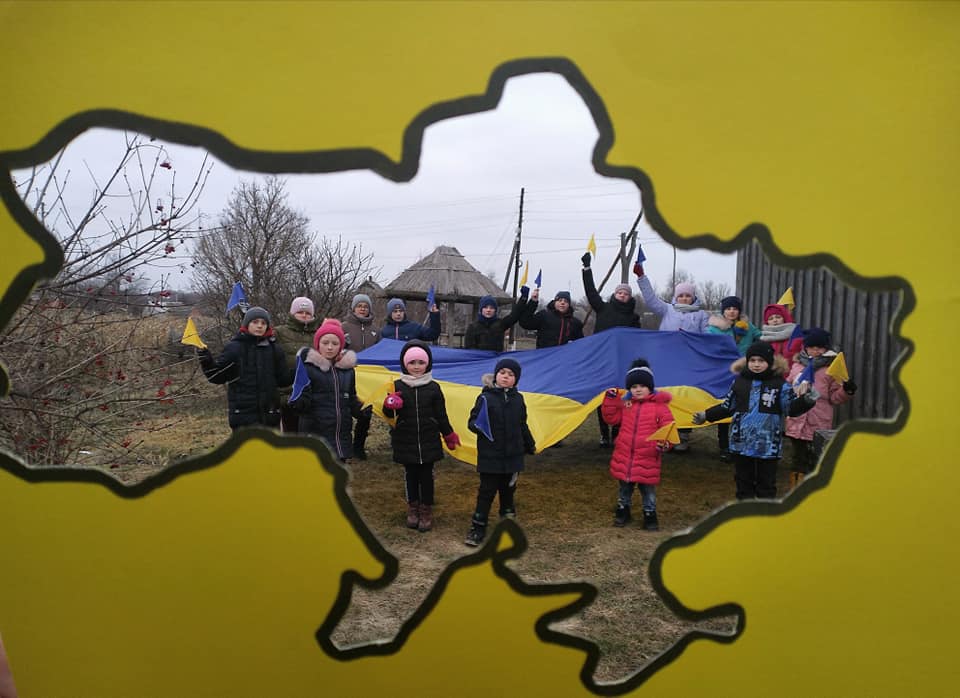 Ланцюг єдності учні Роменського центру позашкільної роботи