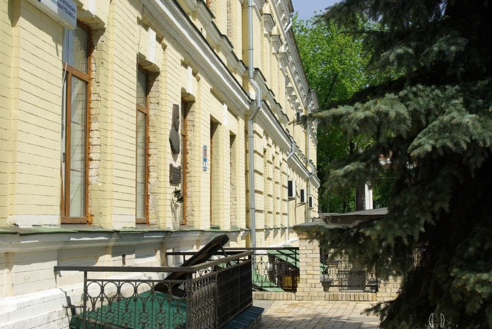 Є трапезна для мандрівників.