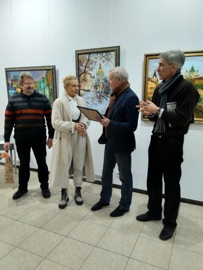 В.Карпов вітає Т.Миронову премія Платона Білецького
