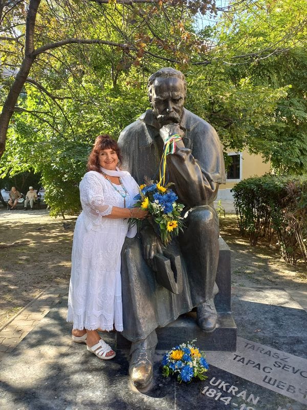 З Шевченком і Україною в серці доброчинний тур Європою. 8.А. Цвід покладає квіти до пам ятника Т. Шевченку в Будапешті.