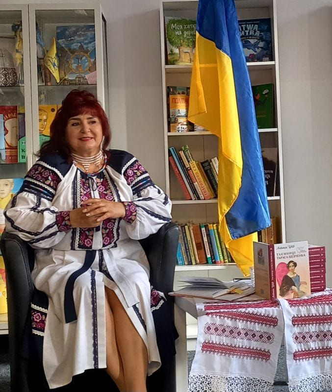 З Шевченком і Україною в серці доброчинний тур Європою. Гданськ. Антонія Цвід під час імпрези в Бібліотеці українській