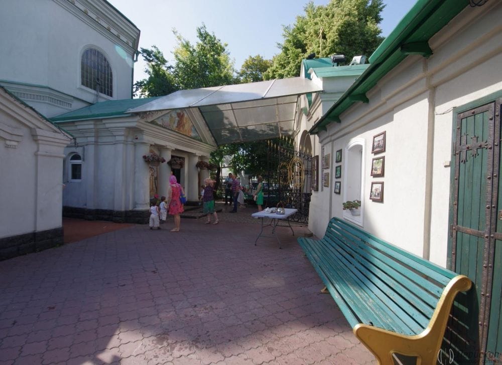Це весь двір біля храму