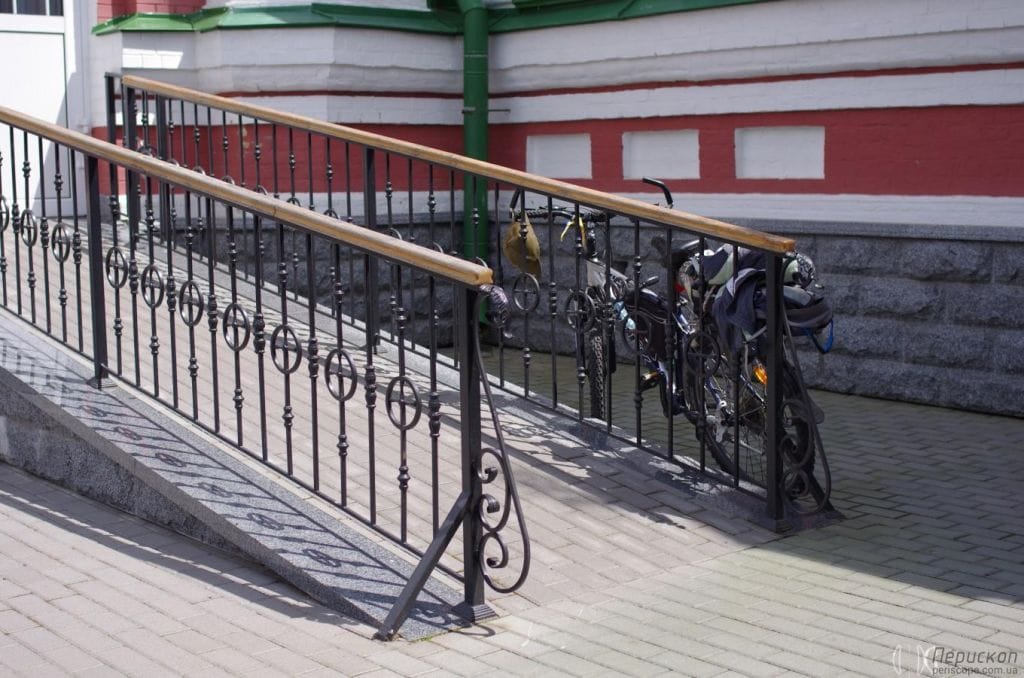 Пандус, що вперше таке бачу в монастирі, відчувається турбота про людей.