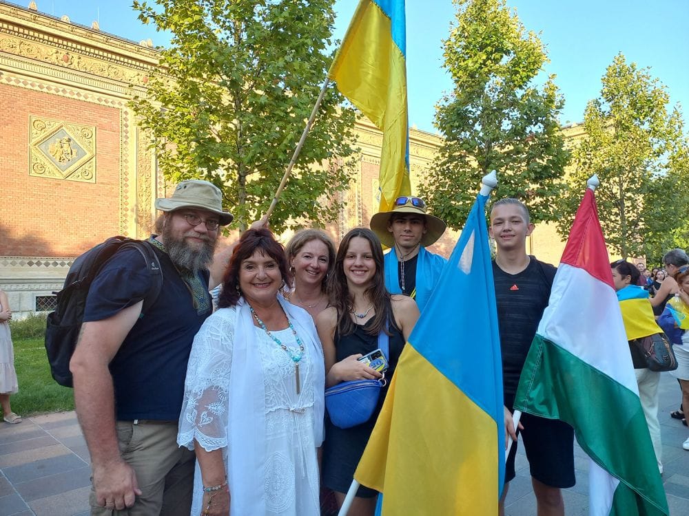 З Шевченком і Україною в серці доброчинний тур Європою. Виступ А. Цвід на демонстрації українців Будапешта проти агресії росії.