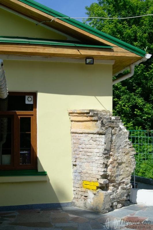 Фрагмент муру старого монастиря, до якого прибудовано нову будівлю