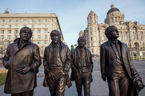 Бронзова скульптура Beatles на набережній міста