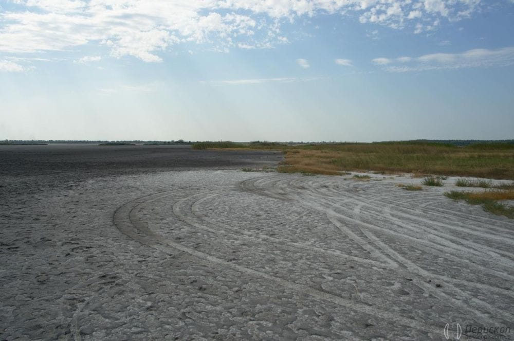 Видно навіть сліди шин, мабуть хтось приїжджав за водою на транспорті.