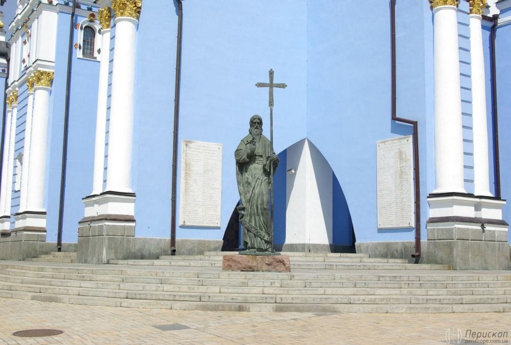 Статуя Архангела Михайла.