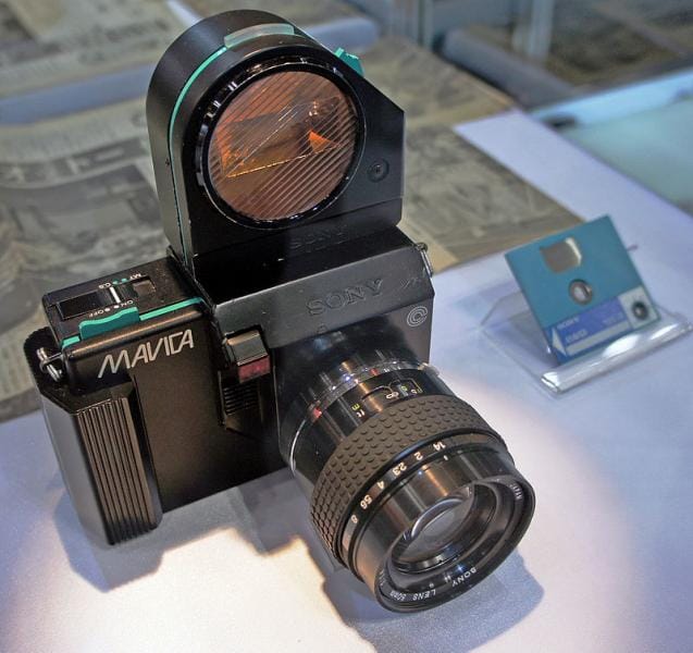 1981 року Sony демонструє відеофотоапарат Sony Mavica.