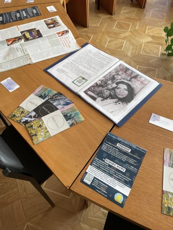 Ввідкриття персональної виставки "Модерн щастя" художниці Аліси Анісімової. Журнали та буклети