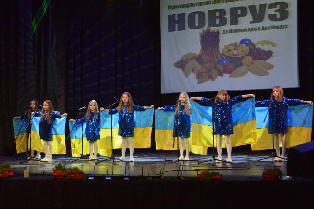«Новруз» – свято національних культур. Маленькі дівчата з прапорами України співають