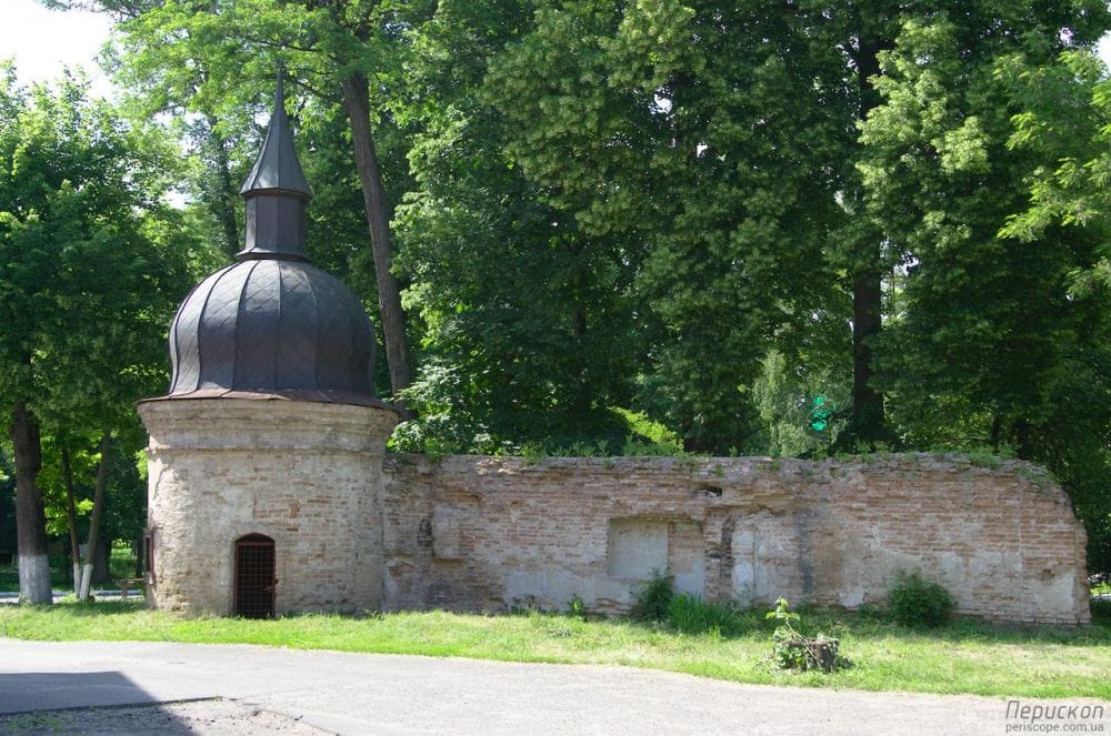Фрагмент старої огорожі з кутовою вежею, що зберігся.