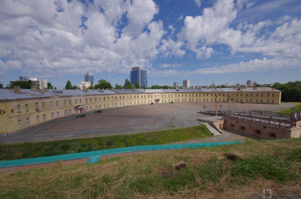 Вигляд на казарми з земляних валів.