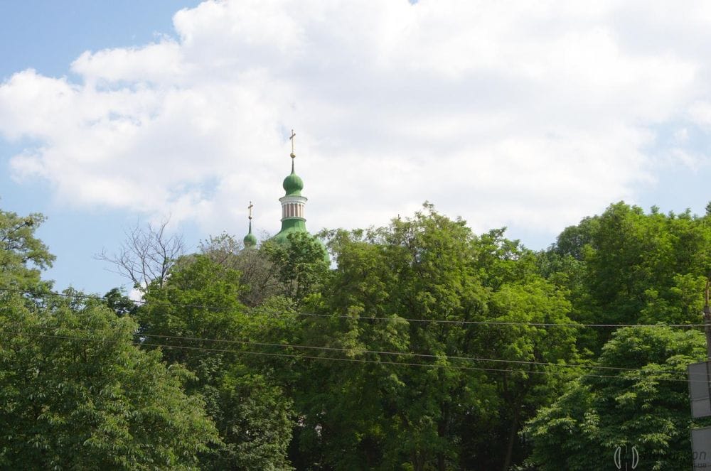А це вид на Кирилівську церкву з вулиці Олени Теліги