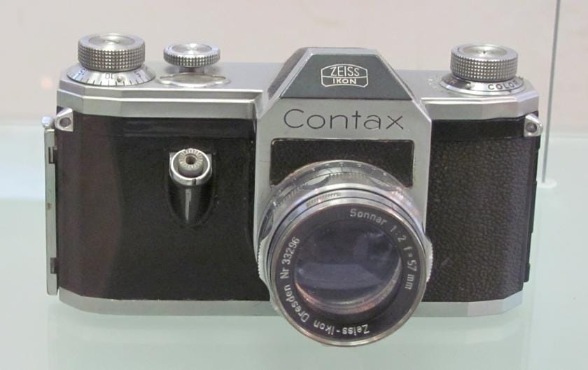1949 Zeiss створює Contax S першу камеру з видошукачем з пентапризмою.