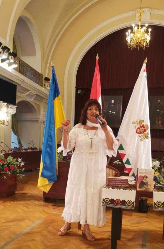 З Шевченком і Україною в серці доброчинний тур Європою. Презентація Антонії Цвід перед українцями в менії Будапешта.