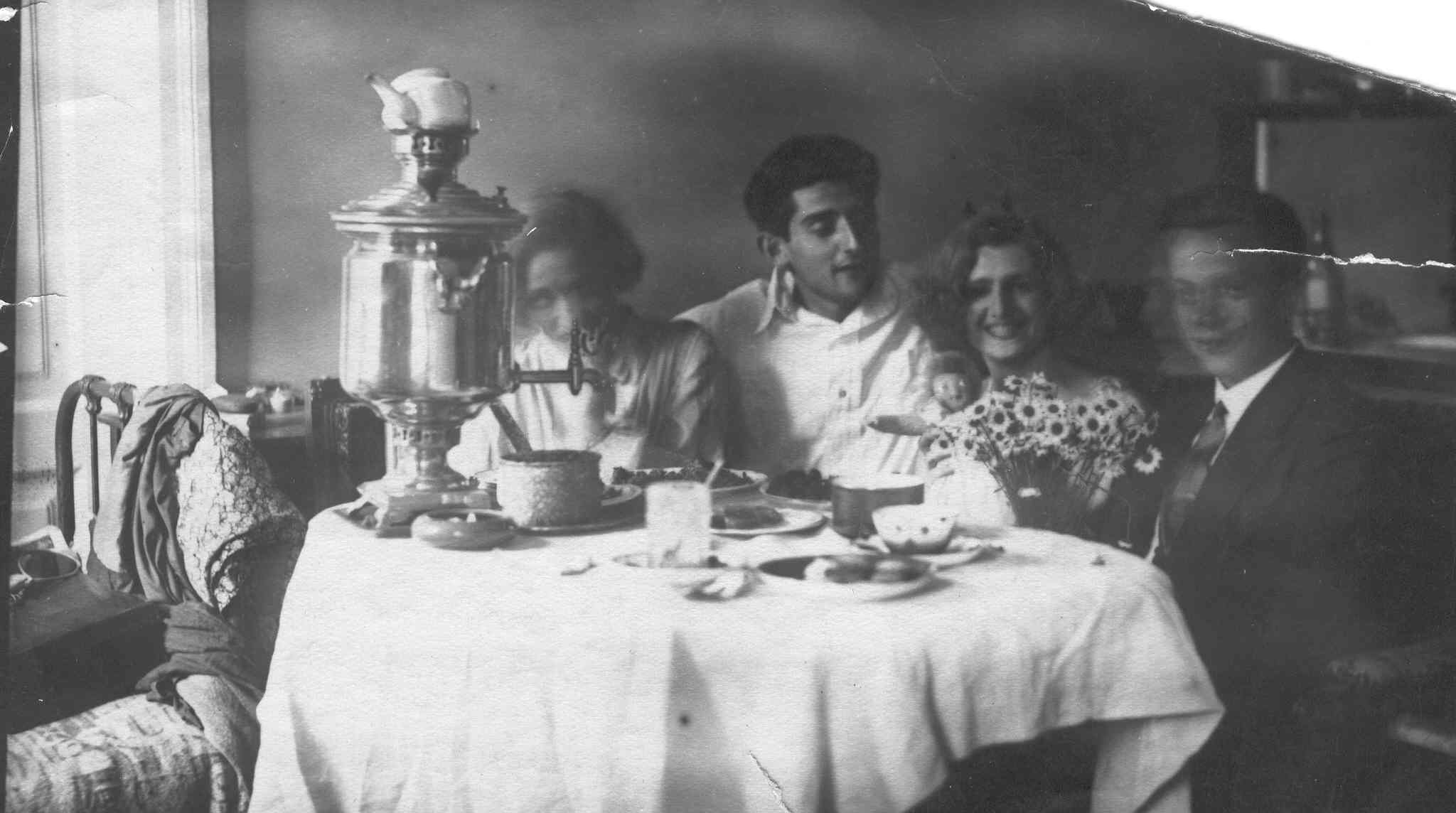 Віктор Некрасов (у центрі), праворуч Петро Маркович (Київ, 1936 р.)