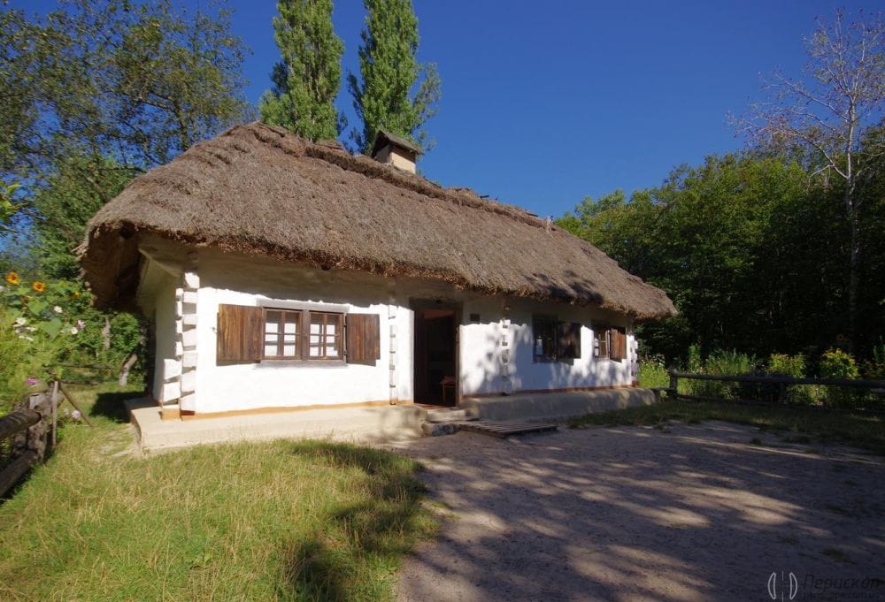 Кожна хатка охайно побілена і доглянута.