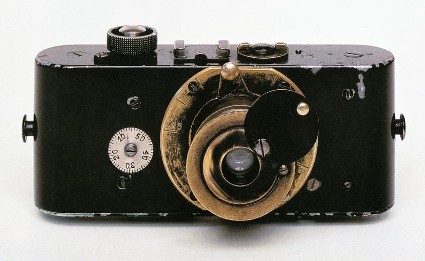 1924 року Leitz починає виробництво перших 35mm камер під брендом Leica.