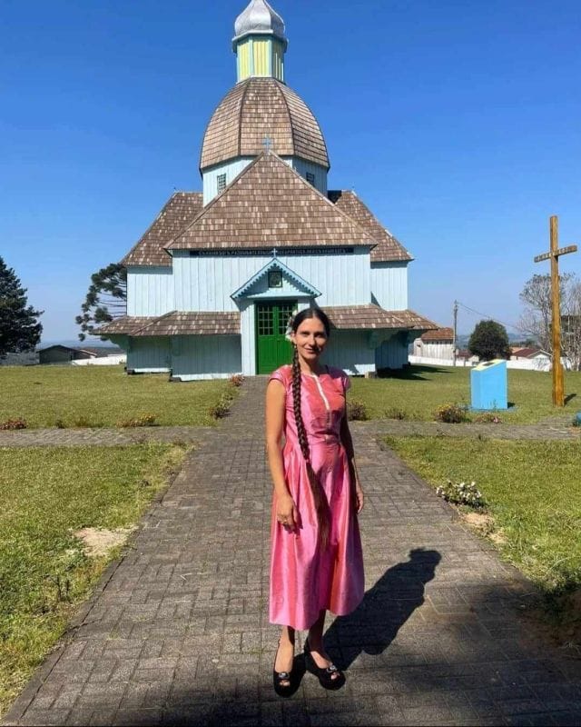 Амбасадорка української пісні два тижні співала українські пісні у Бразилії. Лоцман біля церкви