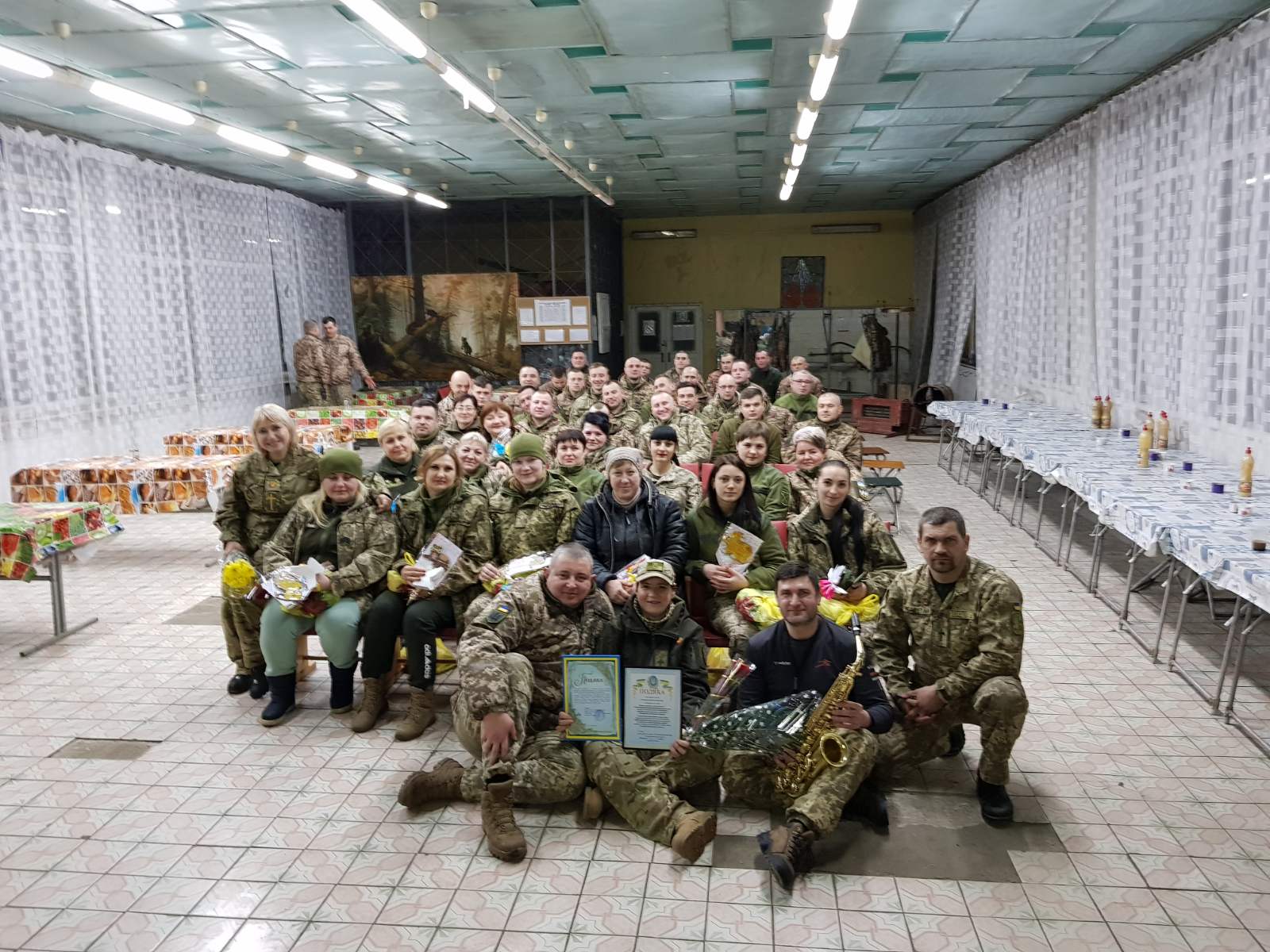 Військові з весняними подарунками