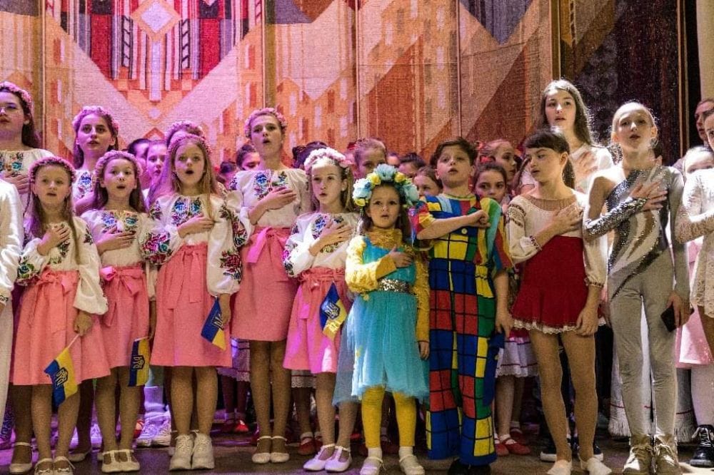 Учасники фестивалю співають гімн