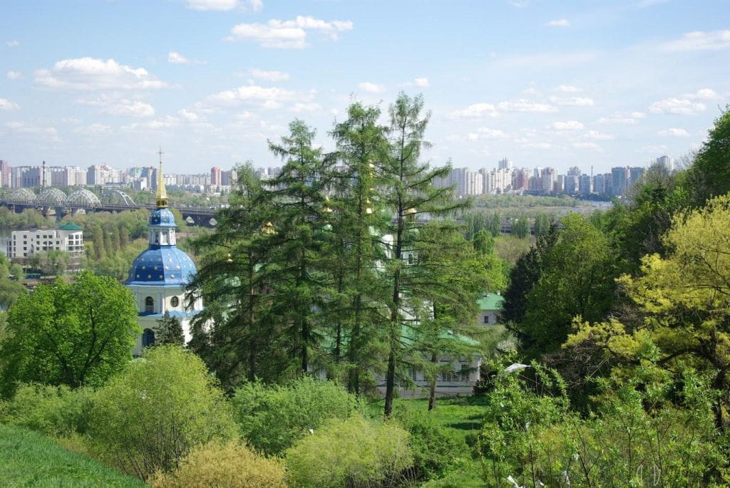 Весною Видубицький монастир потопає у зелені