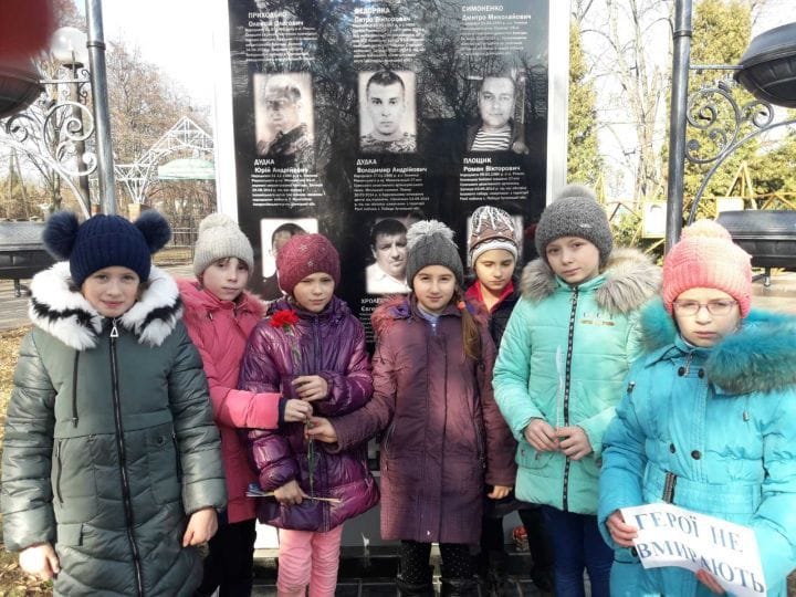 біля пам'ятника