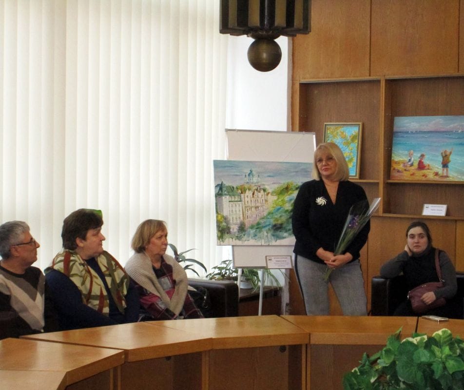 Презентація персональної виставки живопису Світлани Леонтьєвої «Мріяти. Любити. Жити». Леонтьєва з букетом