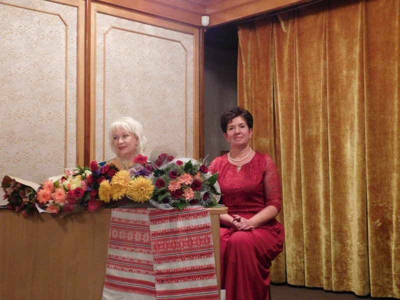 Ходацька біля квітів