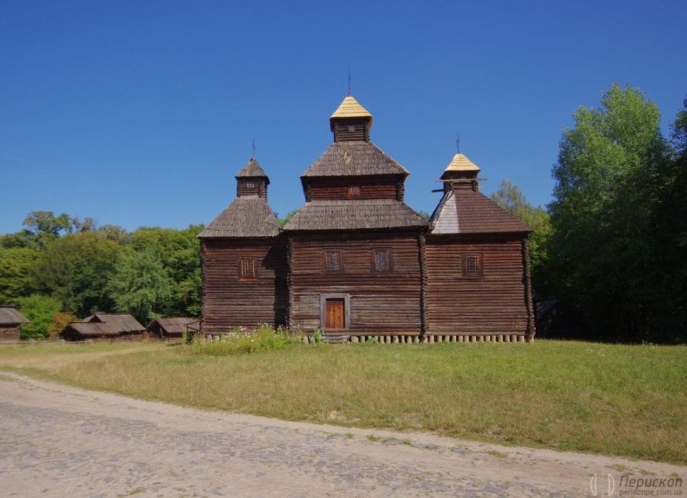 Ще одна церква, але вже з трьома куполами.