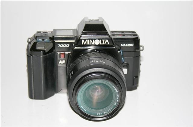 Minolta виводить на ринок першу в світі дзеркальну камеру