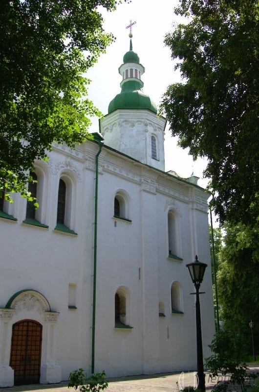 Двір церкви має невелику територію