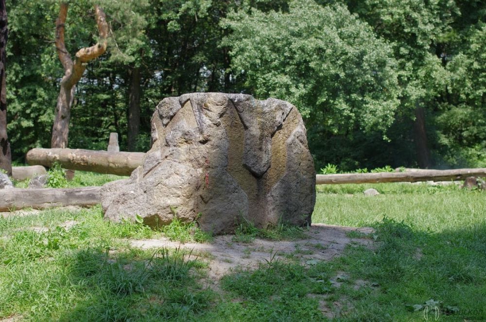 Символічний камінь.