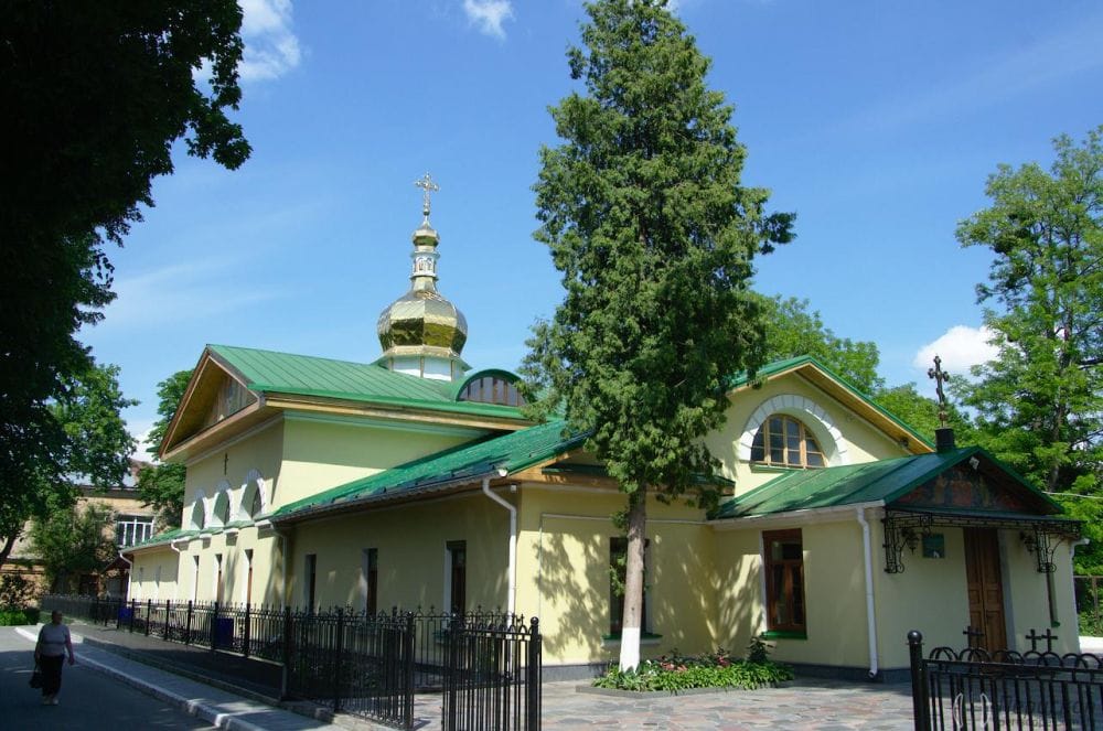 Вхід до монастирської церкви