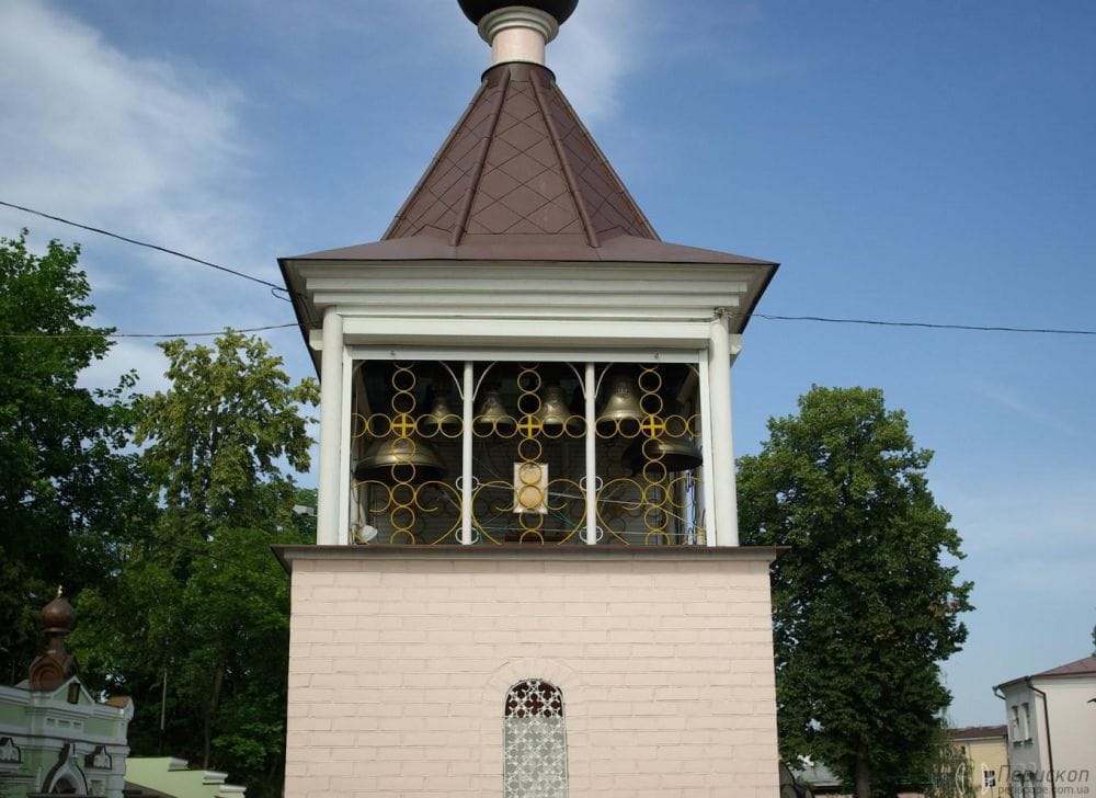 Дзвіниця монастиря.