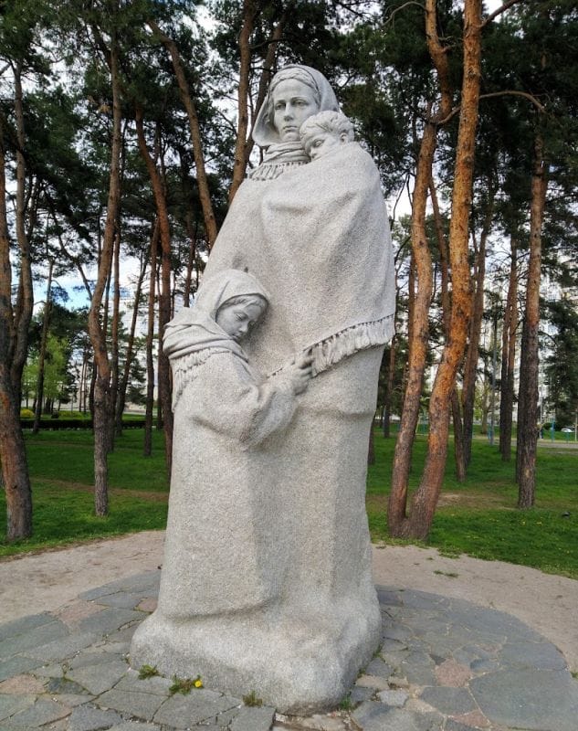 «За все, що маю, Мамо, дякую тобі…», скульптура Матір-вдова (2012), Адріян Балог та Костянтин Добрянський