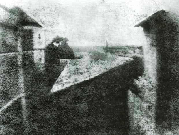 1816 року Жозеф Нісефор вперше створює фотографії з паперу.