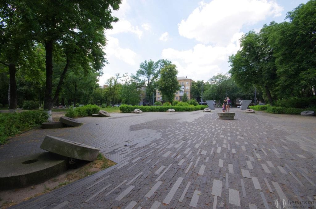 Жорнова у цій композиції символізують життя