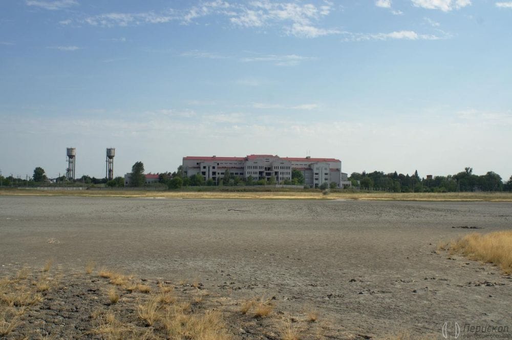 Дійшов до півострова, де джерело. У мене за спиною лікарня і також видно, скільки я пройшов дном.