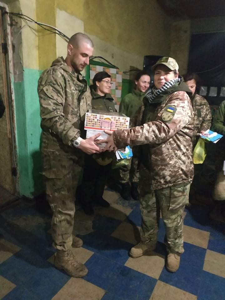 Передача весняних подарунків