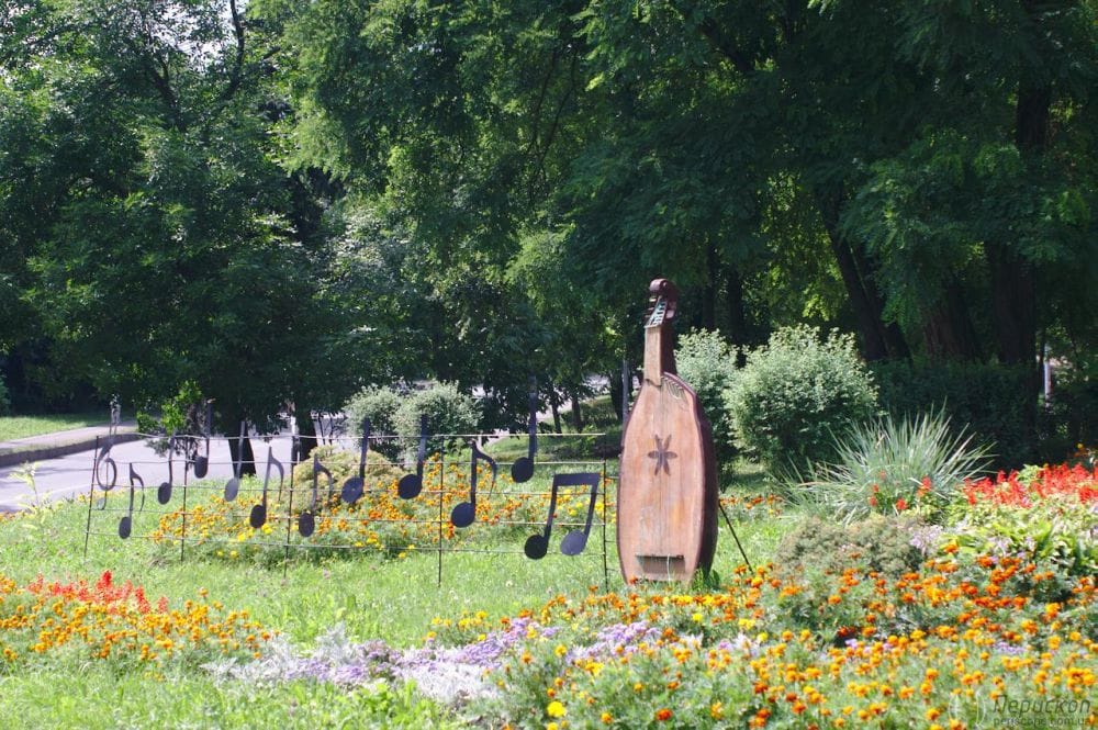Хата на Пріорці, експозиція перед музеєм