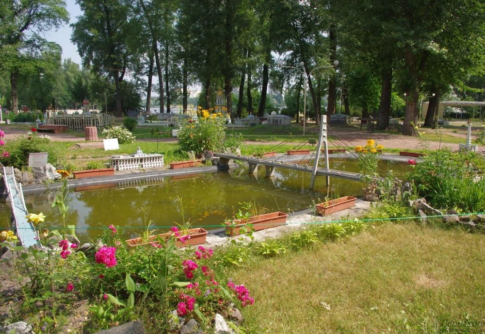 Міст через Дніпро.