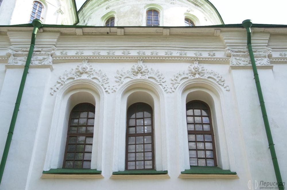 Вікна з декоративним ліпленням