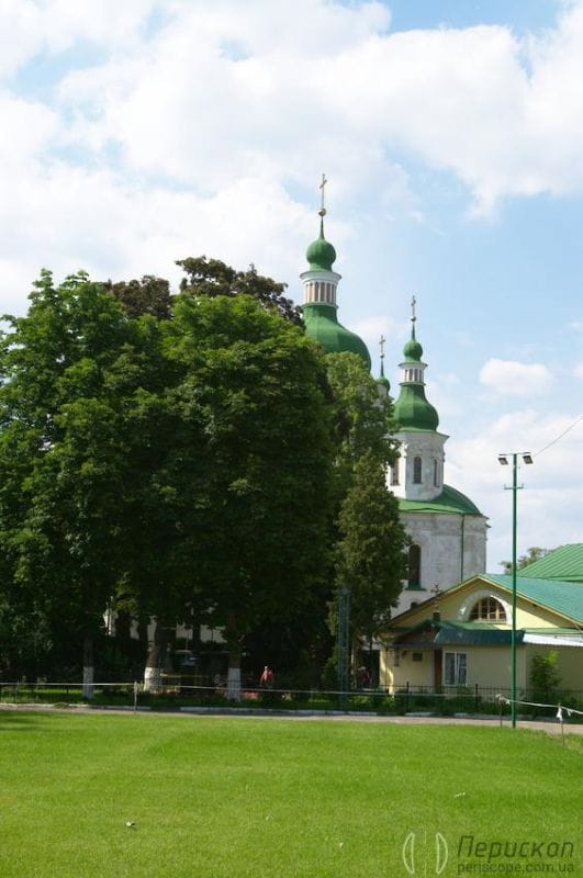 Вид на церкву з боку корпусів лікарні