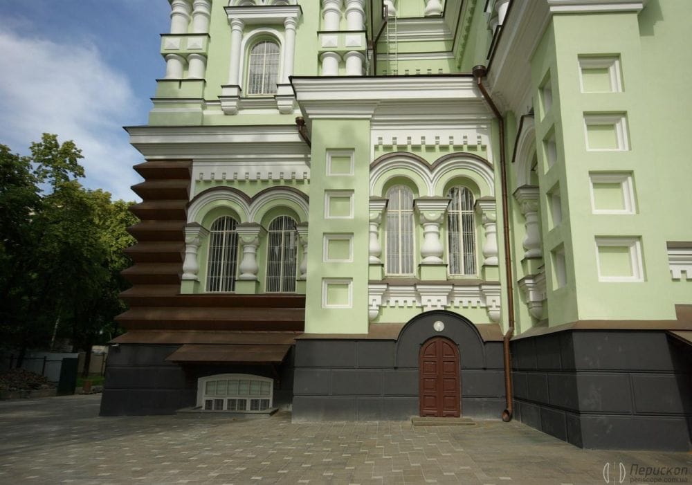 двері собору