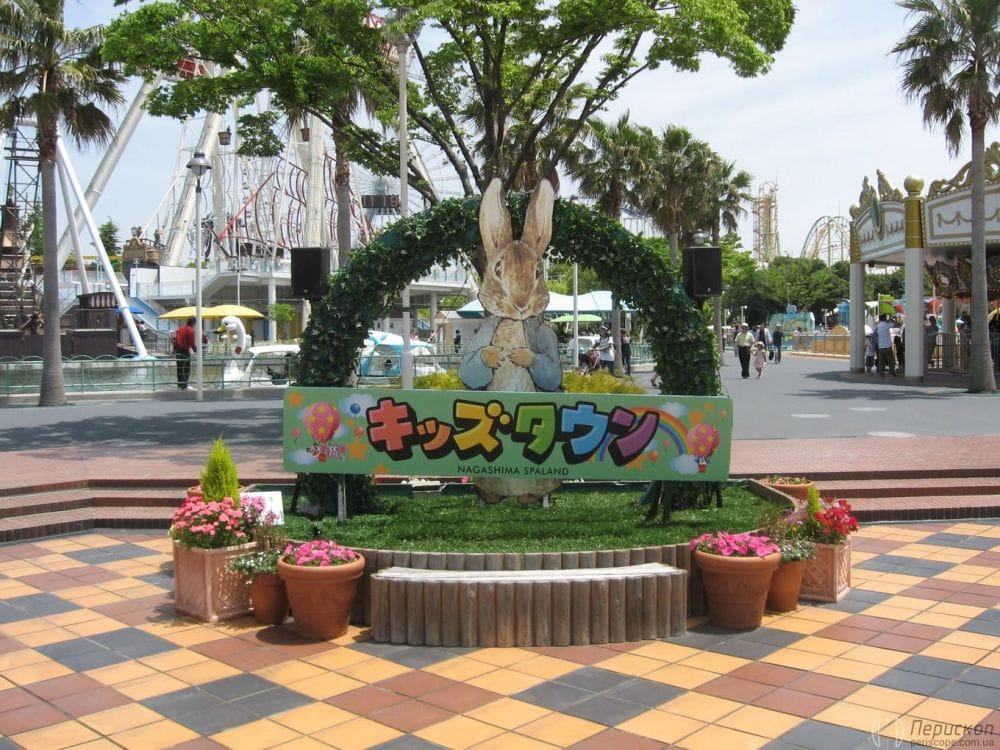 Парк Nagashima в Японії. Привітання кролика